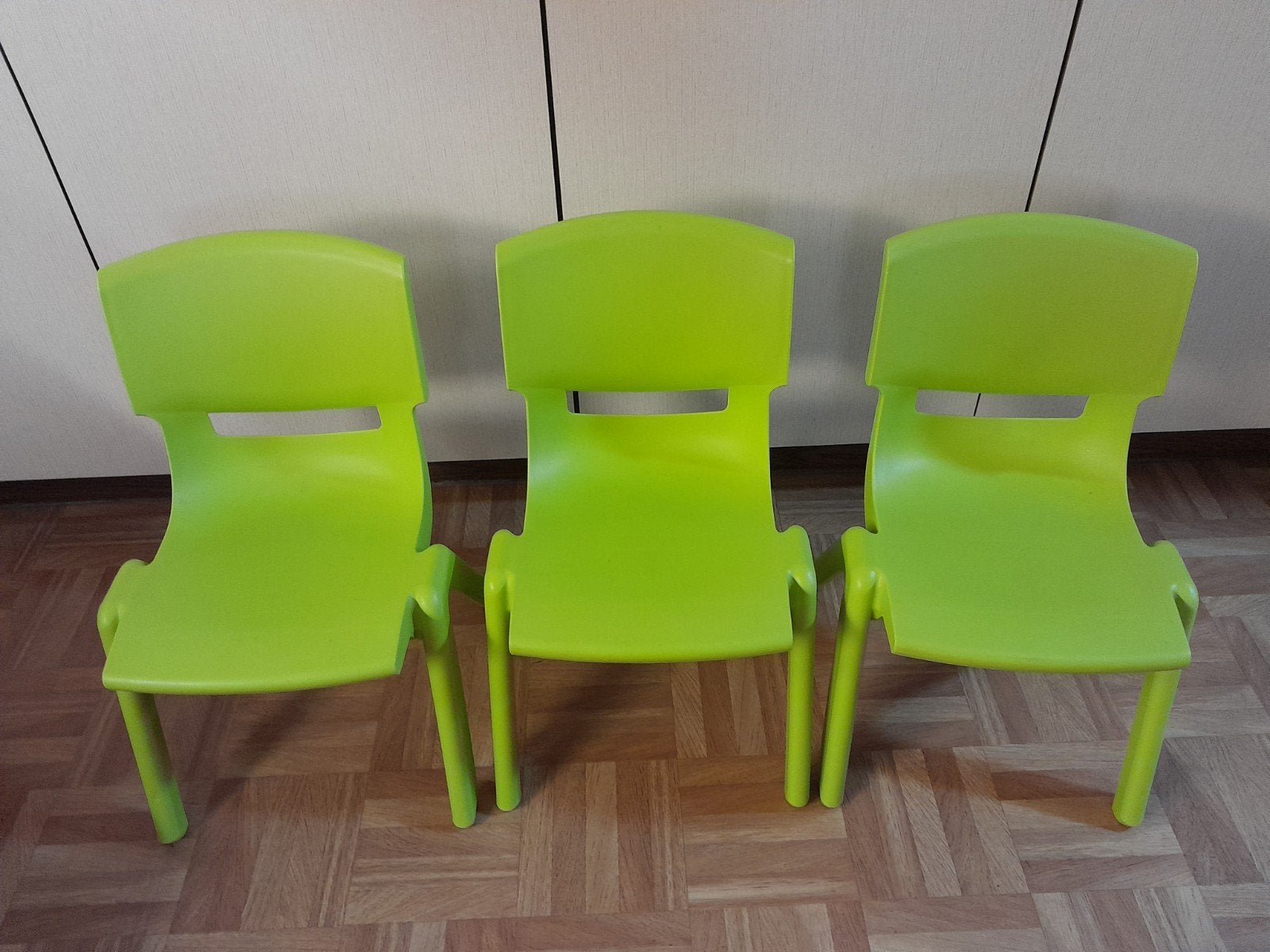 3 kleuterstoelen. stevig en zo goed als nieuw. Stapelbaar., Ophalen, Zo goed als nieuw, Overige typen, Aanschuifbaar