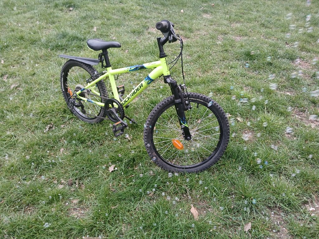 Jongensfiets + zwarte helm, Fietsen en Brommers, Ophalen, 24 inch, Velgrem, Zo goed als nieuw
