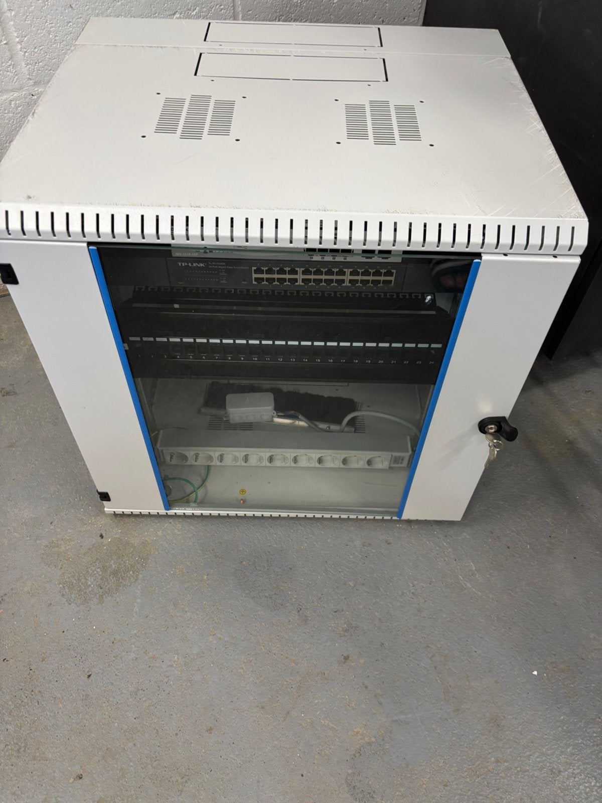 Rack informatique avec équipements réseau, Informatique & Logiciels, Armoires de serveurs, Enlèvement, Utilisé, Verre, Tôle d'acier