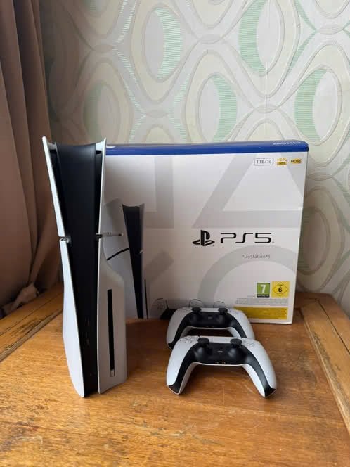 PS5 Slim Disc Edition, Enlèvement ou Envoi, Comme neuf