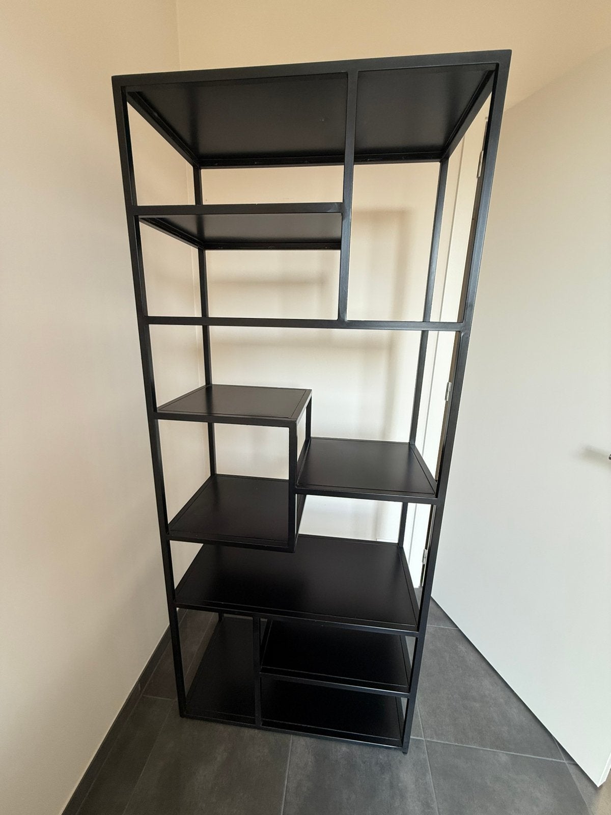 Titel  Moderne zwarte metalen kast / open vakkenkast, Maison & Meubles, Enlèvement, Comme neuf