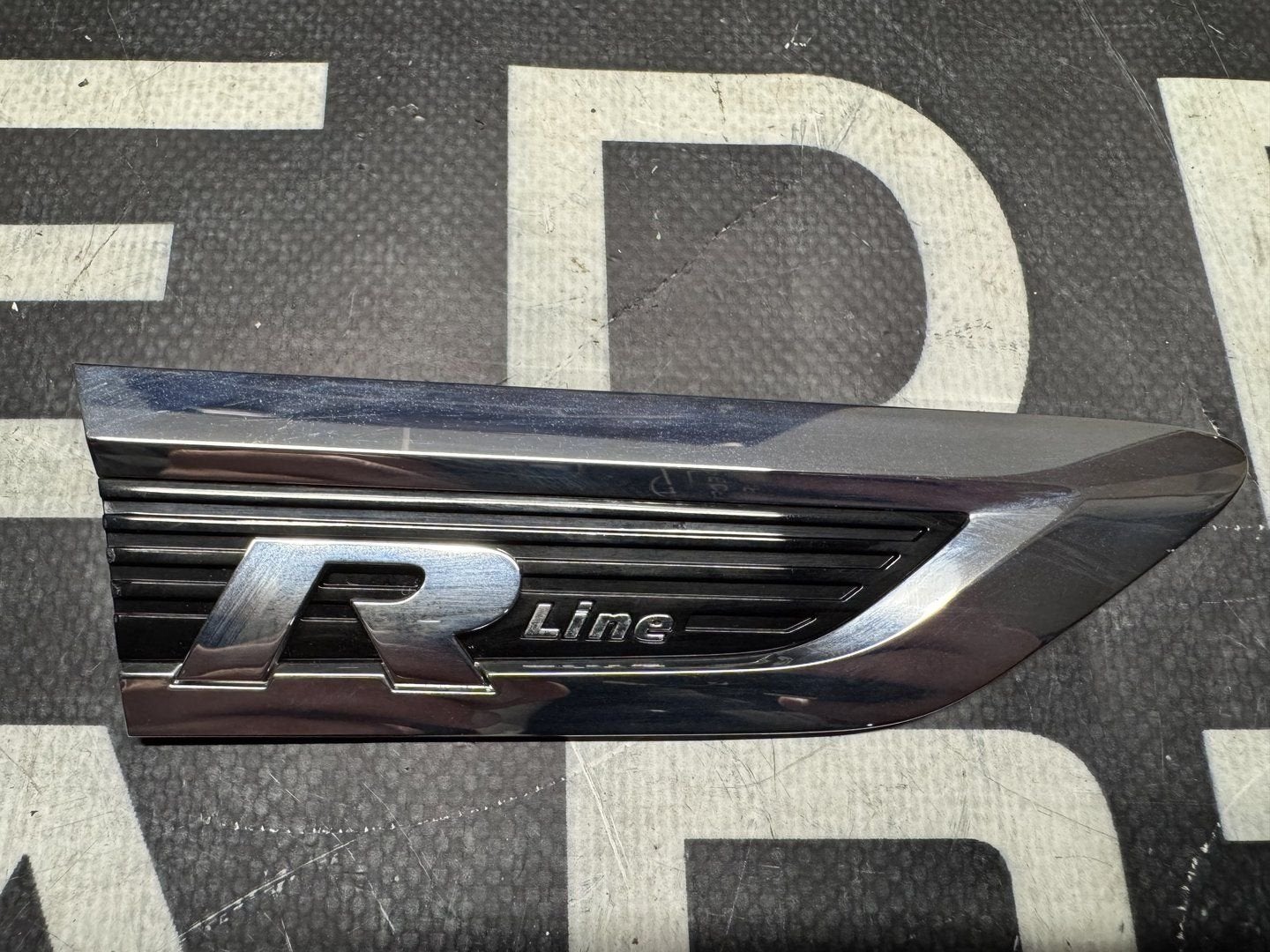 Volkswagen Tiguan 5NA R-Line Embleem Rechts Voor 5NA853688B, Volkswagen, -, Utilisé, -