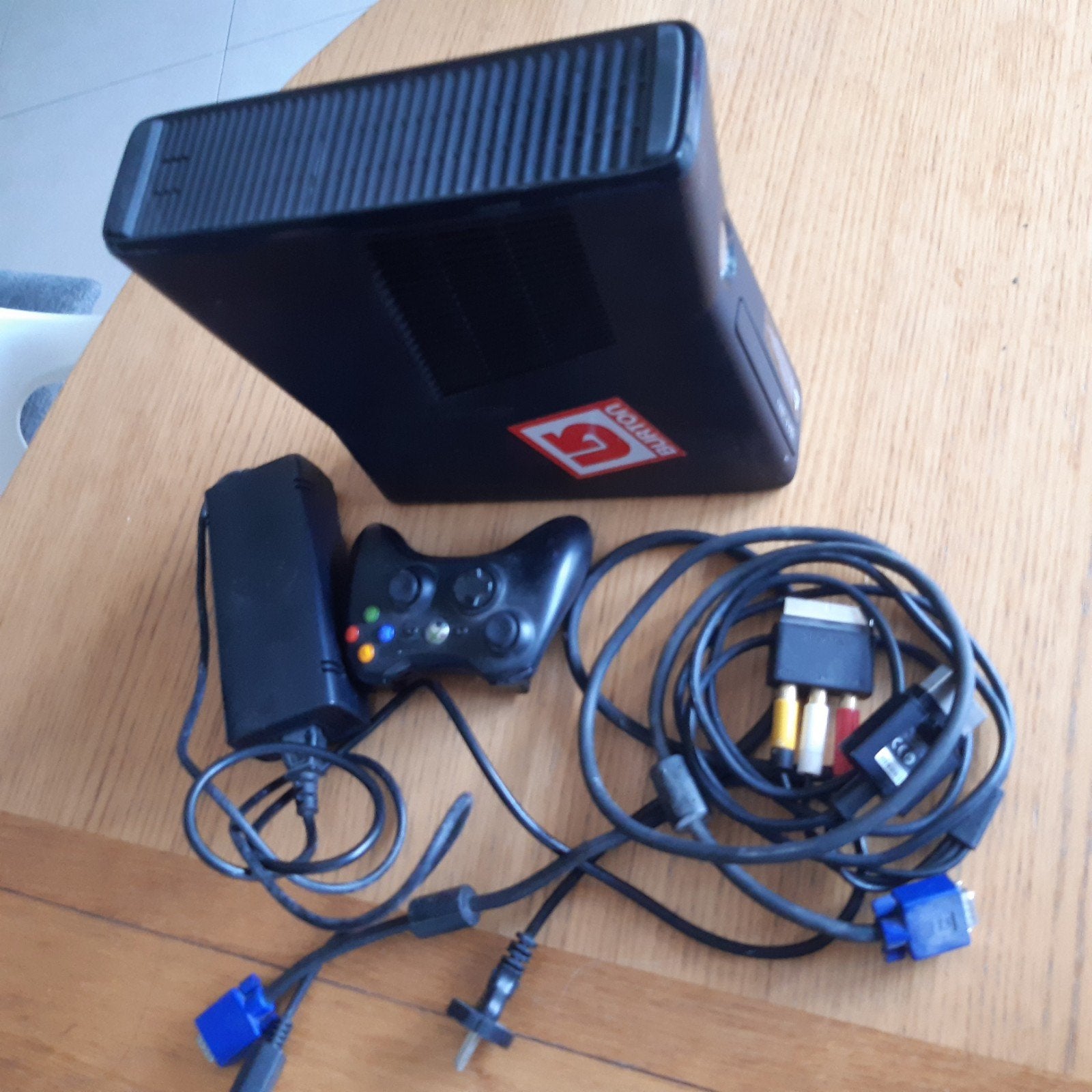 Xbox 360 s modèle 1439, Games en Spelcomputers, Spelcomputers | Xbox 360, Ophalen of Verzenden, Zo goed als nieuw, Met 1 controller