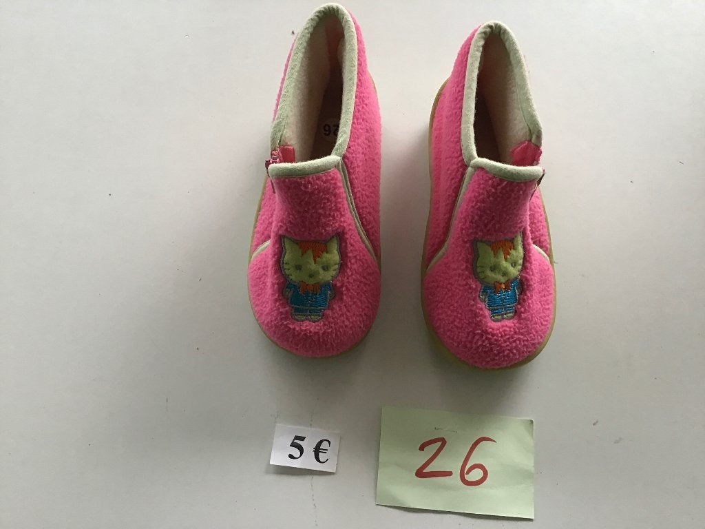 1 paar kinder pantoffels maat 26 voor 5 euro, Kinderen en Baby's, Ophalen of Verzenden, Zo goed als nieuw