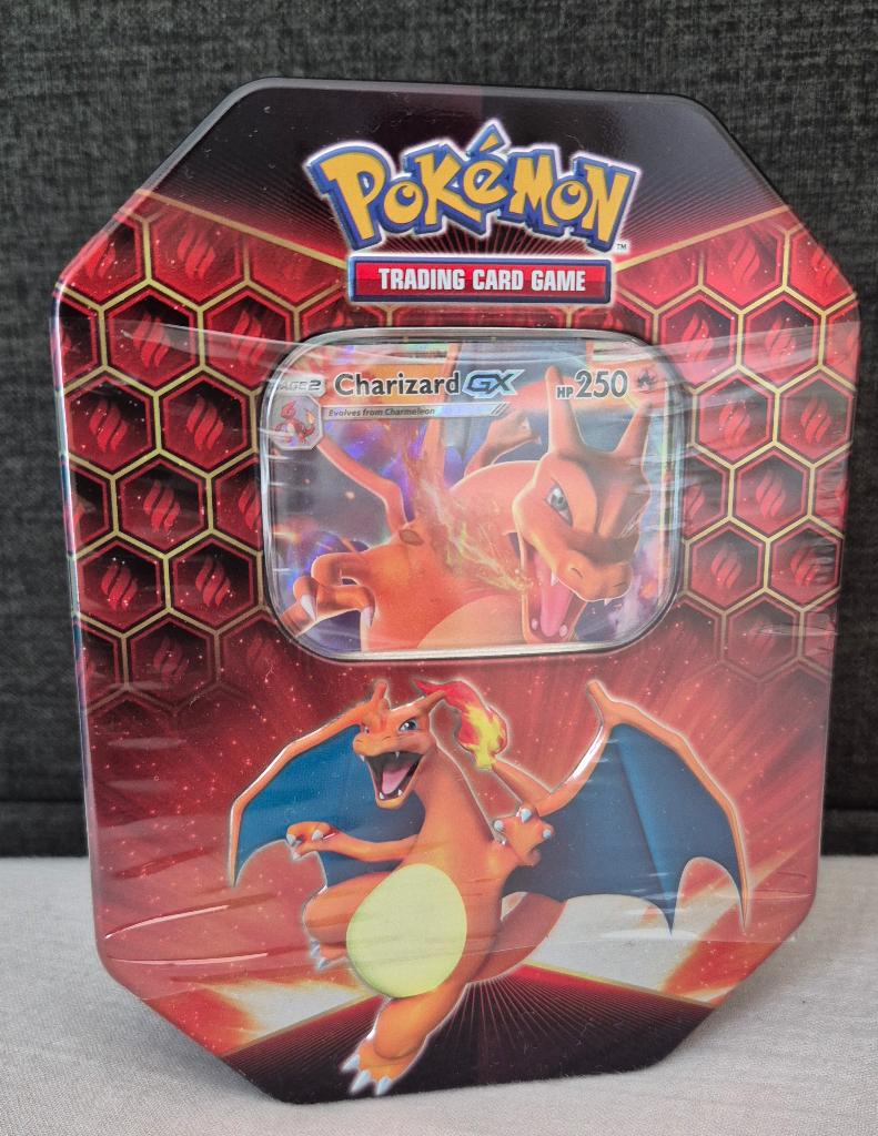Charizard GX tin, Hobby en Vrije tijd, Verzamelkaartspellen | Pokémon, Ophalen of Verzenden, Nieuw, Boosterbox