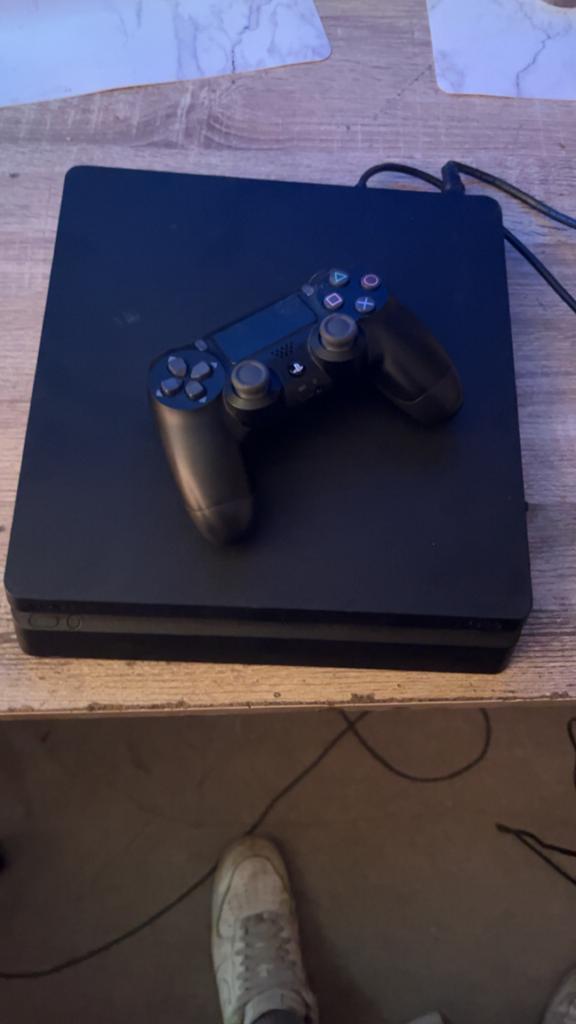 playstation4 met controller en kabels, Games en Spelcomputers, Spelcomputers | Sony PlayStation 4, Ophalen, Met games, Zo goed als nieuw