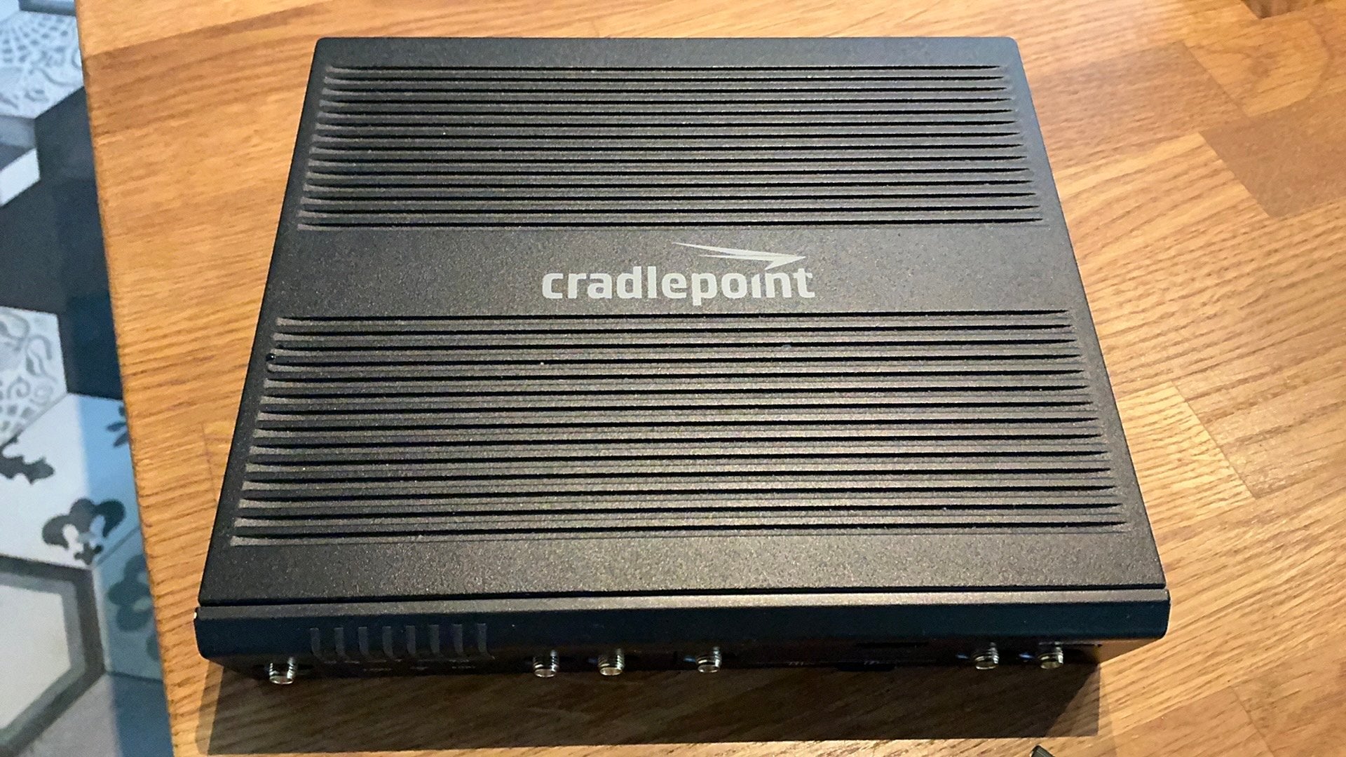 Cradlepoint AER 2200 professionele router met 4GLTE, Computers en Software, Routers en Modems, Ophalen of Verzenden, Zo goed als nieuw