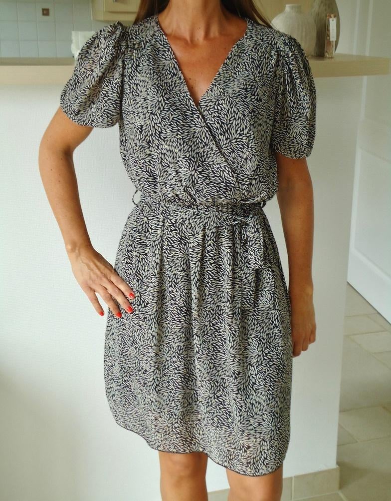 Robe noir neuve à feuilles dorée, Enlèvement ou Envoi, Neuf, Taille 36 (S), Noir