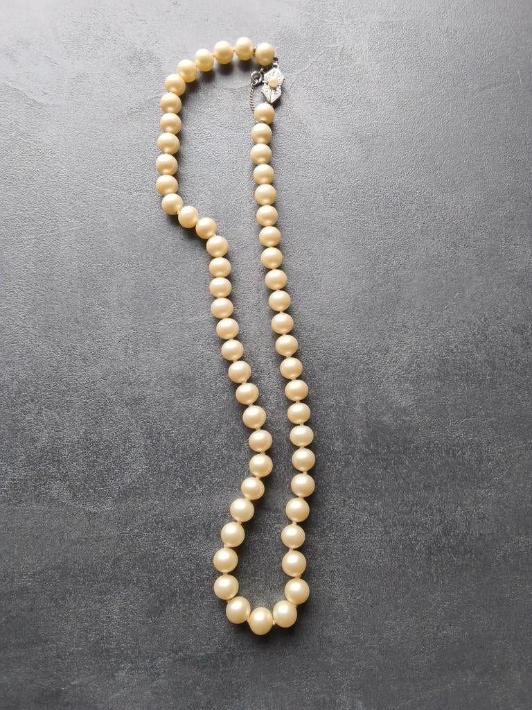 1 collier ancien en perles, Enlèvement