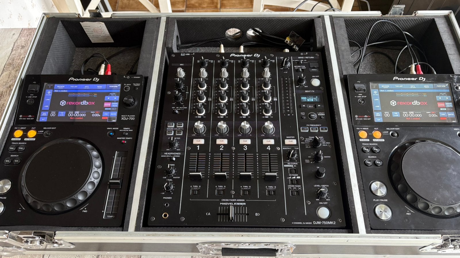 2x Pioneer DJ XDJ-700 + Pioneer DJ DJM-750MK2 + Flightcase, Muziek en Instrumenten, Ophalen, Zo goed als nieuw, Dj-set, Pioneer