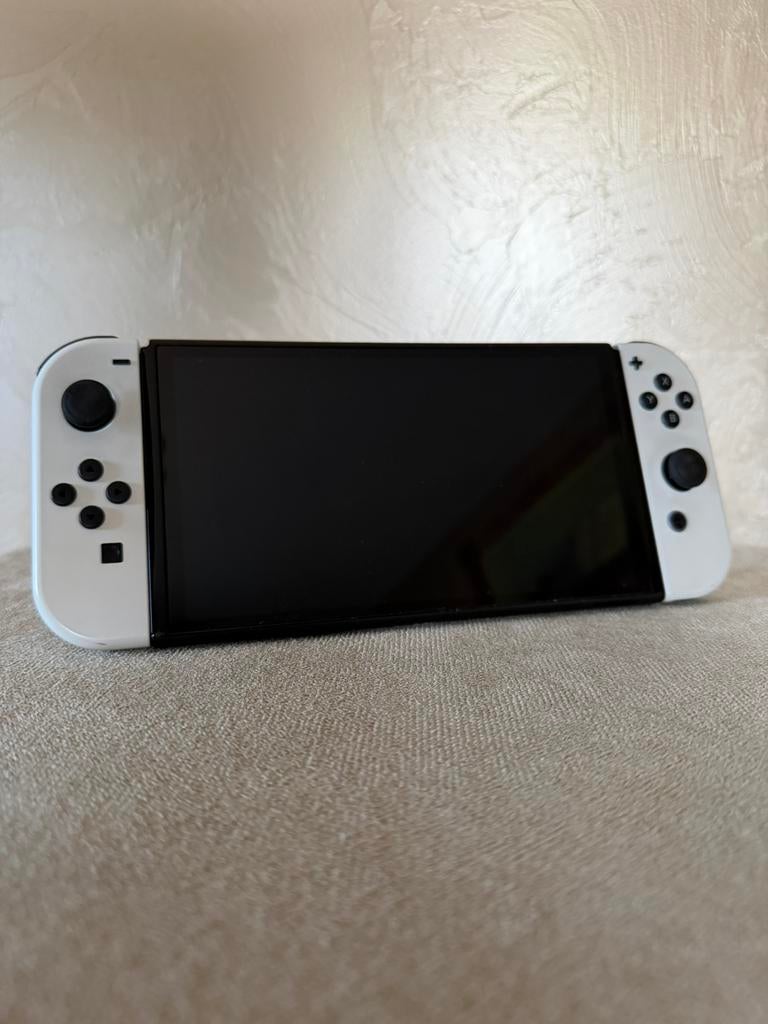Nitendo switch oled - wit, Games en Spelcomputers, Spelcomputers | Nintendo Switch, Gebruikt, Switch OLED, Met 2 controllers, Ophalen