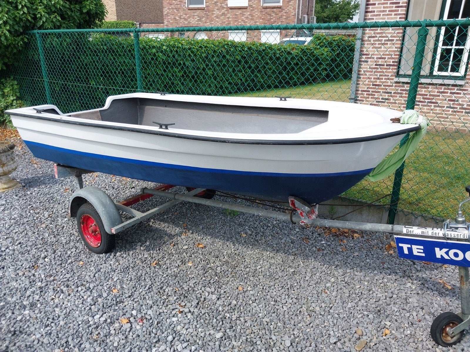 Bateau de pêche avec moteur hors-bord de 6 CV sur une petite, 6 ch, Comme neuf, Jusqu'à 10 ch, Moteur hors-bord