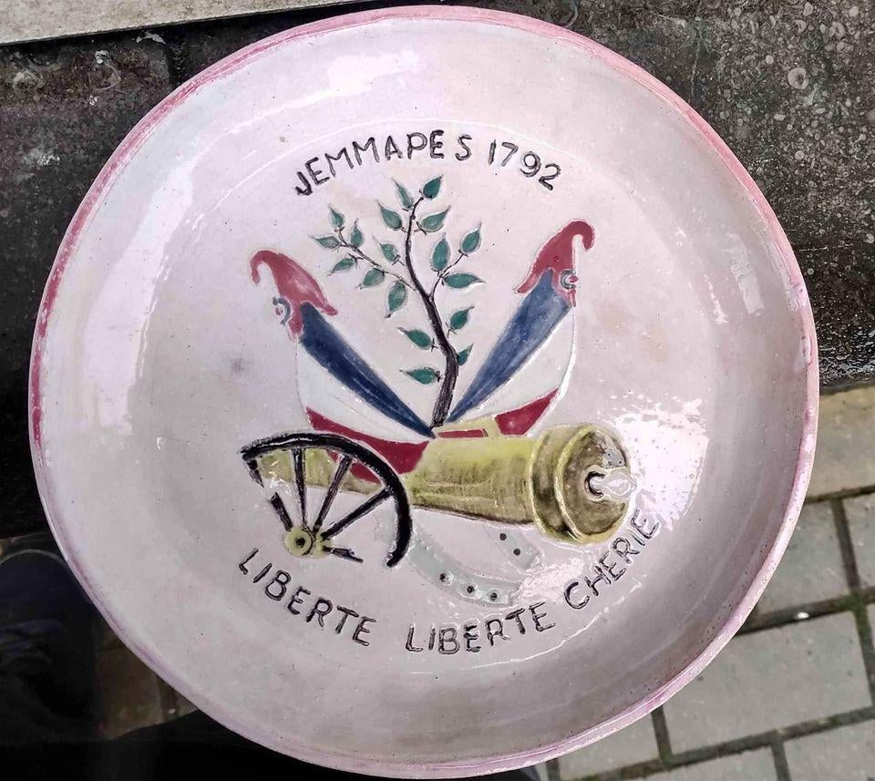 Plat en dour signe louis van de spiegle, Antiquités & Art, Antiquités | Céramique & Poterie, Enlèvement ou Envoi