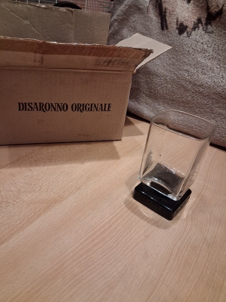 Glazen Amaretto, Collections, Enlèvement