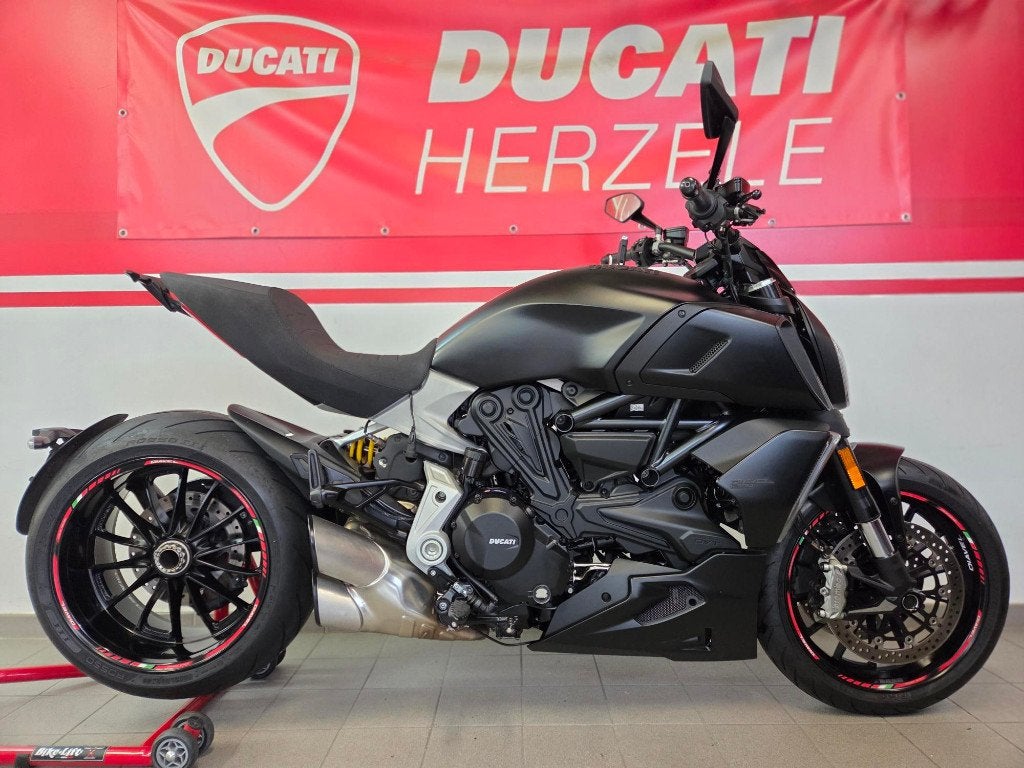 Diavel 1260 Dark, Motoren, 2 cilinders, Motorrijbewijs A, Toermotor, ABS