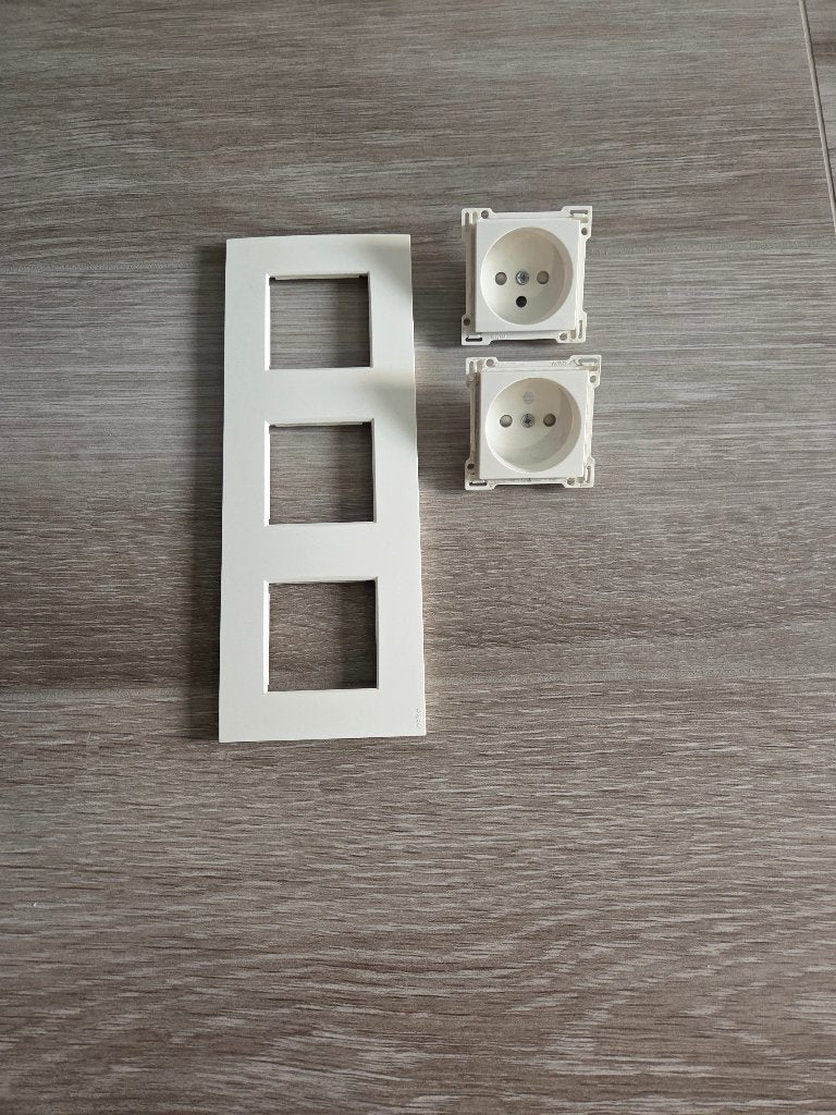 Schakelmateriaal Niko White, Ophalen, Zo goed als nieuw