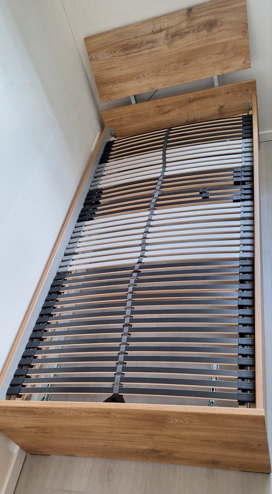 Eenpersoonsbed inclusief lattenbodem, donsdeken en lakens, Ophalen, Wit