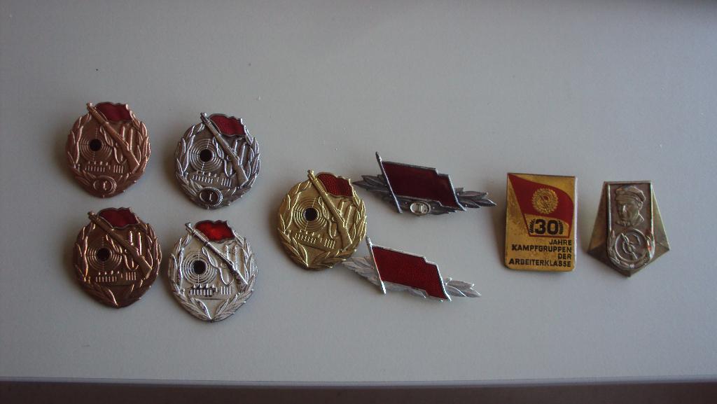 lot DDR Kampfgruppe insignes, Ophalen of Verzenden