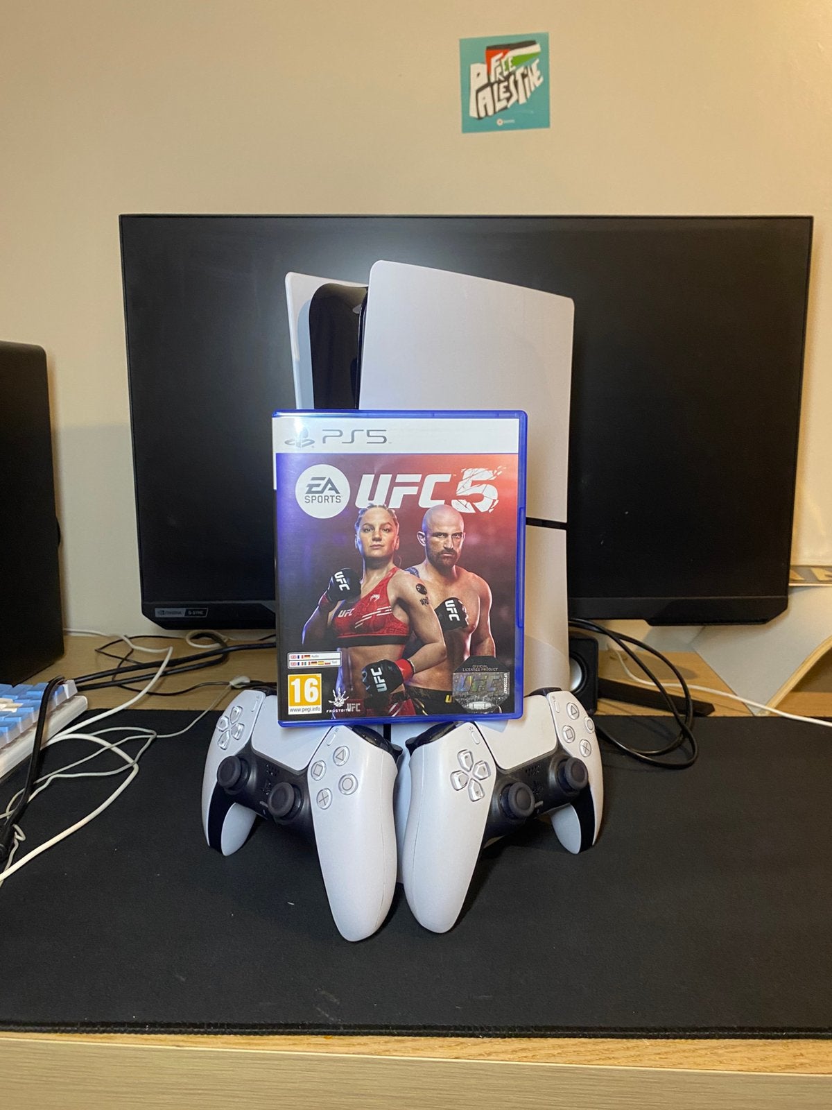 PlayStation 5 Slim Disc + 2 Controllers + UFC, Enlèvement, Comme neuf, Playstation 5