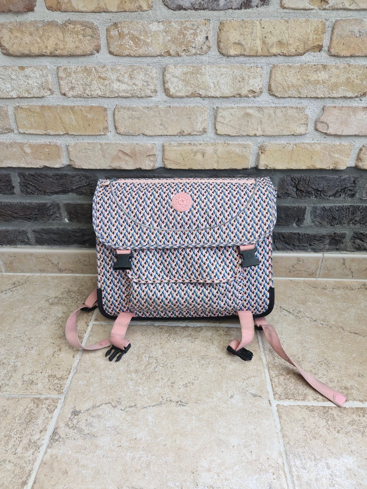 Kipling boekentas / rugzak – zeer goede staat – roze/geometr, Bijoux, Sacs & Beauté, Sacs | Cartables, Enlèvement, Comme neuf