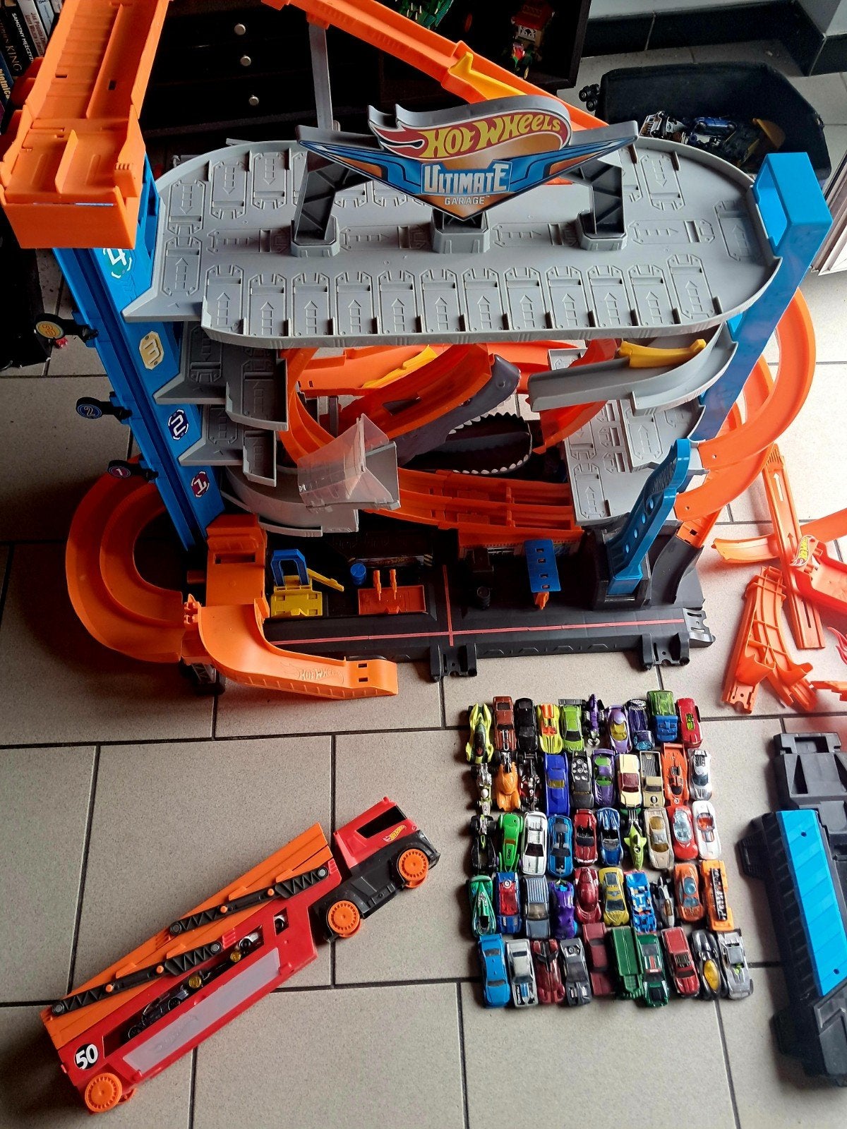 Hot Wheels Ultimate garage + 50 autotjes + extras, Ophalen, Hot Wheels