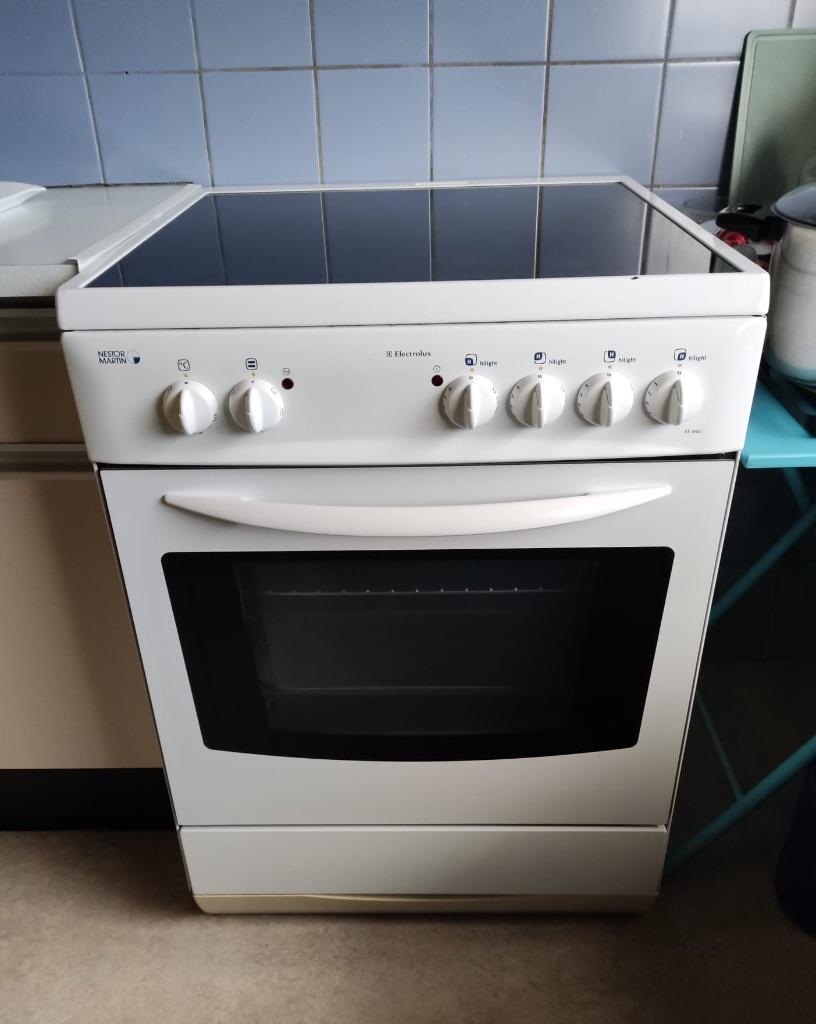 Elektrisch fornuis en oven, Electroménager, Cuisinières, Utilisé, Autoportant, 4 zones de cuisson, 85 à 90 cm, 45 à 60 cm, Air chaud