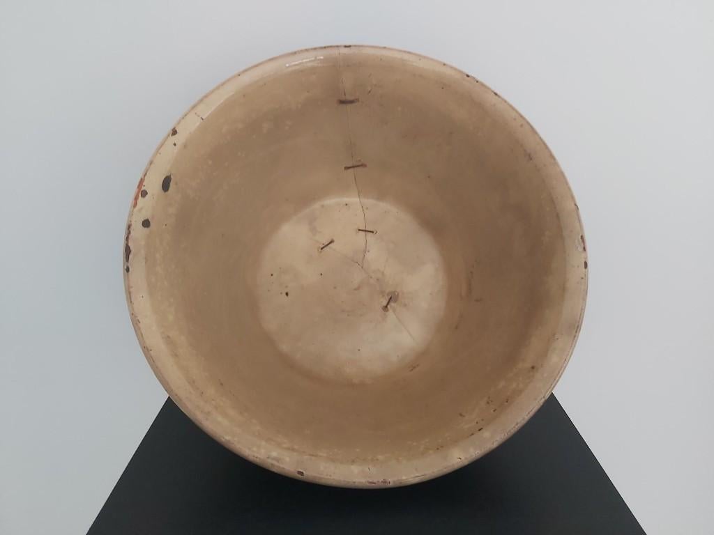Prachtige grote antieke terracotta schaal herstel nietjes, Enlèvement ou Envoi