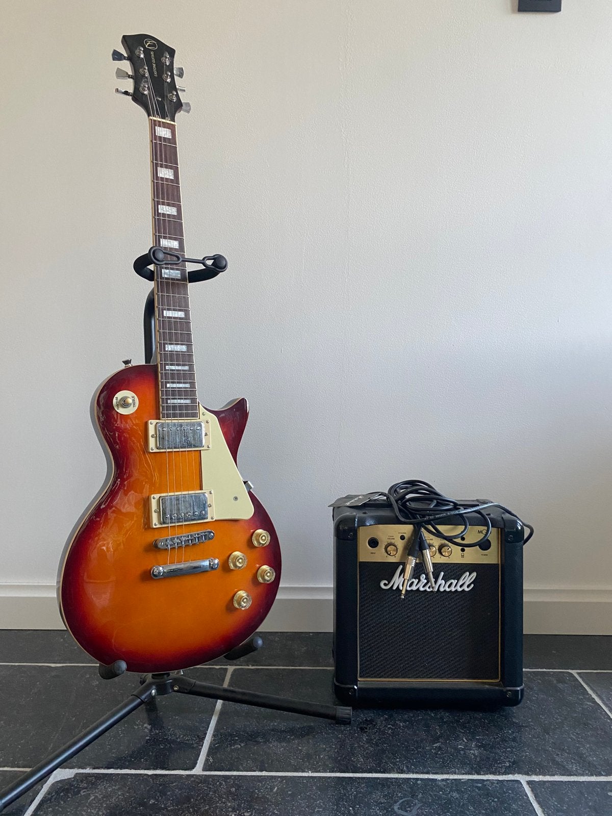 Eastone LP 100 + Marshall MG10 + kabel + staander, Musique & Instruments, Instruments à corde | Guitares | Électriques, Enlèvement