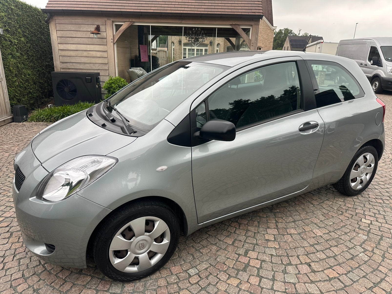 Toyota Yaris 1300 VVT benzine 86000km zeer goede staat!, Auto's, Stof, Zwart, Handgeschakeld, Particulier