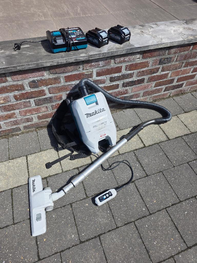 Makita rug stofzuiger met 2x 4 ampere accus en snellader, Elektronische apparatuur, Stofzuigers, Ophalen, Gebruikt, Overige typen