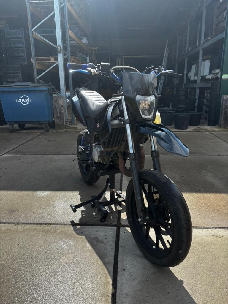 Derbi senda sm x-treme 50, Fietsen en Brommers, Brommers | Derbi, Ophalen, Zo goed als nieuw