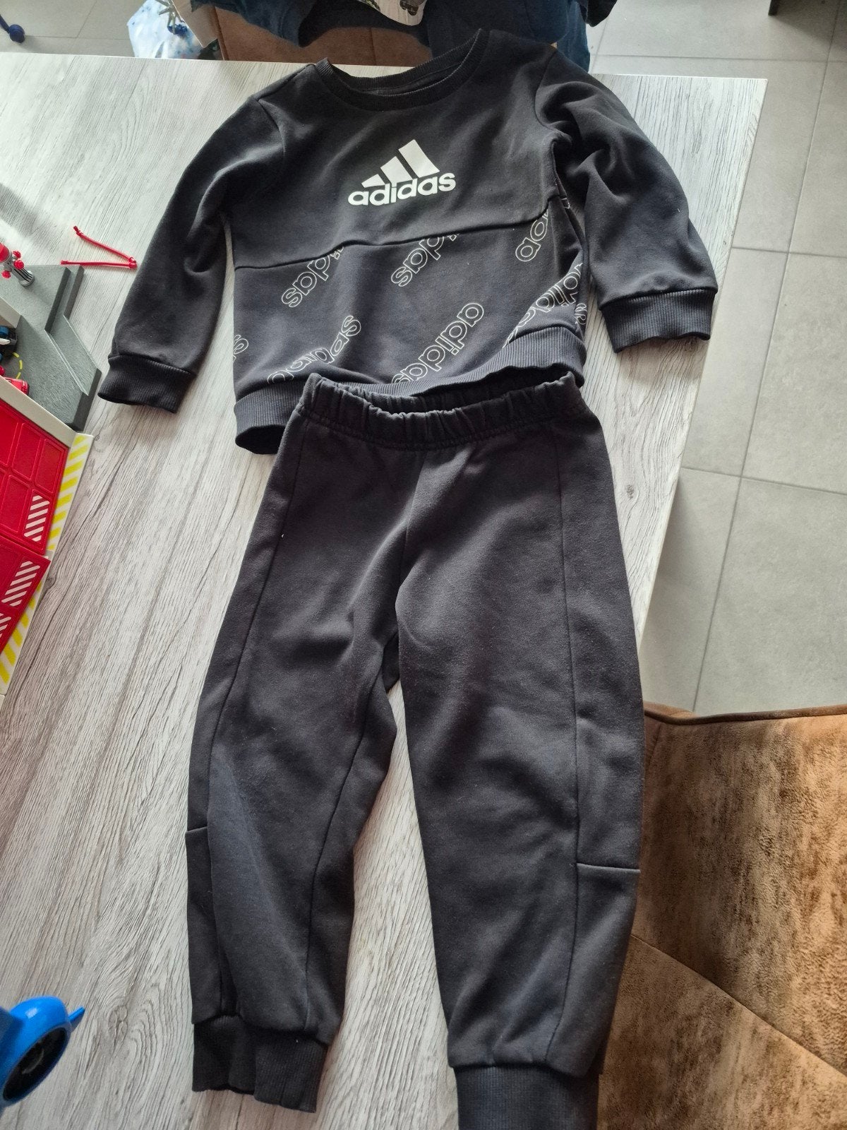Adidas joggingpak maat 92 (18-24 maanden), Kinderen en Baby's, Kinderkleding | Maat 92, Ophalen