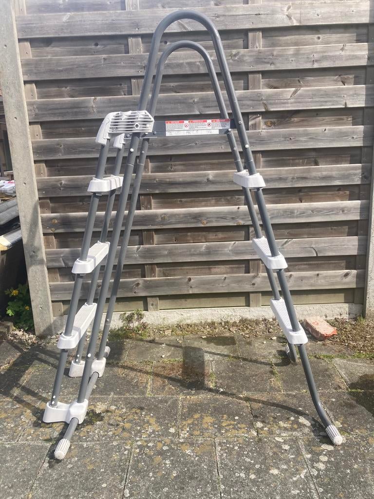 Intex Zwembadtrap 122 cm – Luxe Veiligheidsladder, Jardin & Terrasse, Accessoires de piscine, Comme neuf, Échelle, Enlèvement