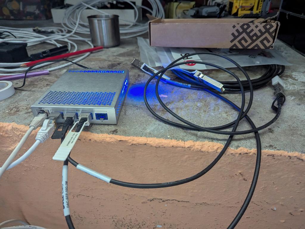 Mikrotik CRS305-1G-4S+IN Router/switch, sfp+ dacs sfp+ rj45, Enlèvement ou Envoi, Utilisé