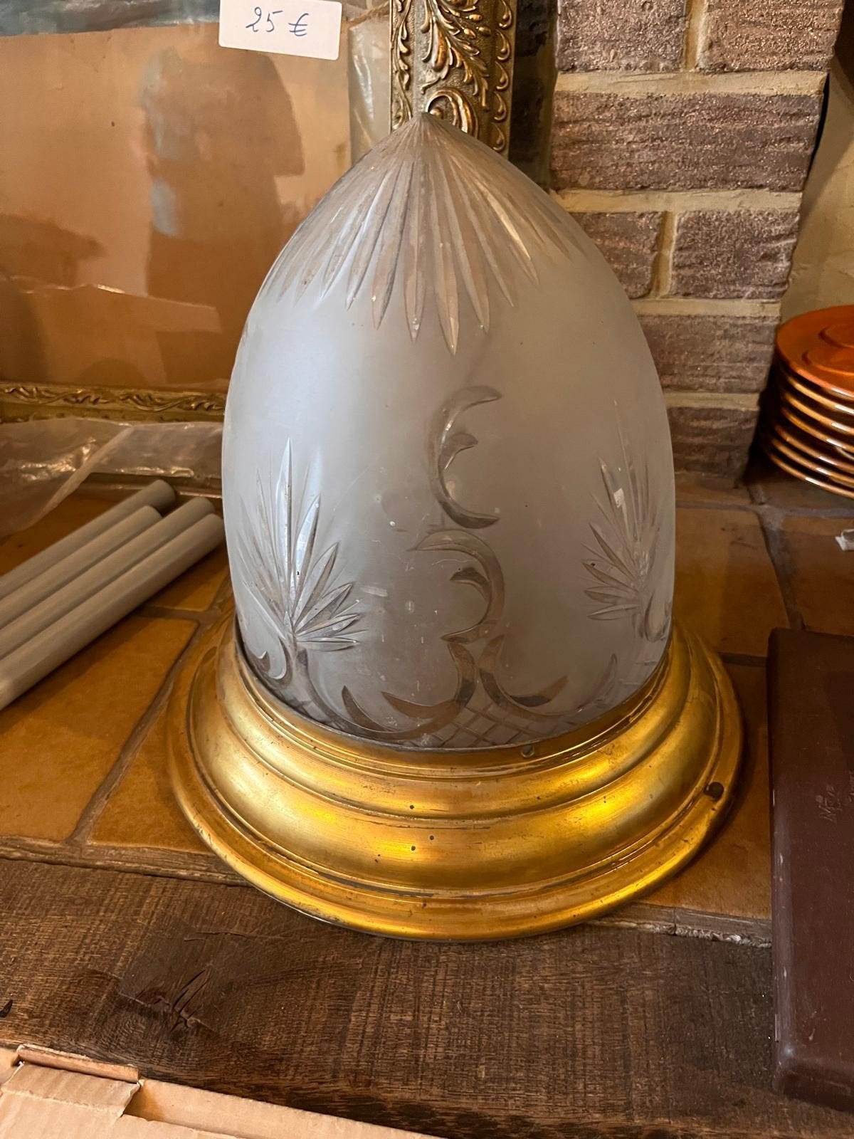 Globe ancien avec base, Enlèvement