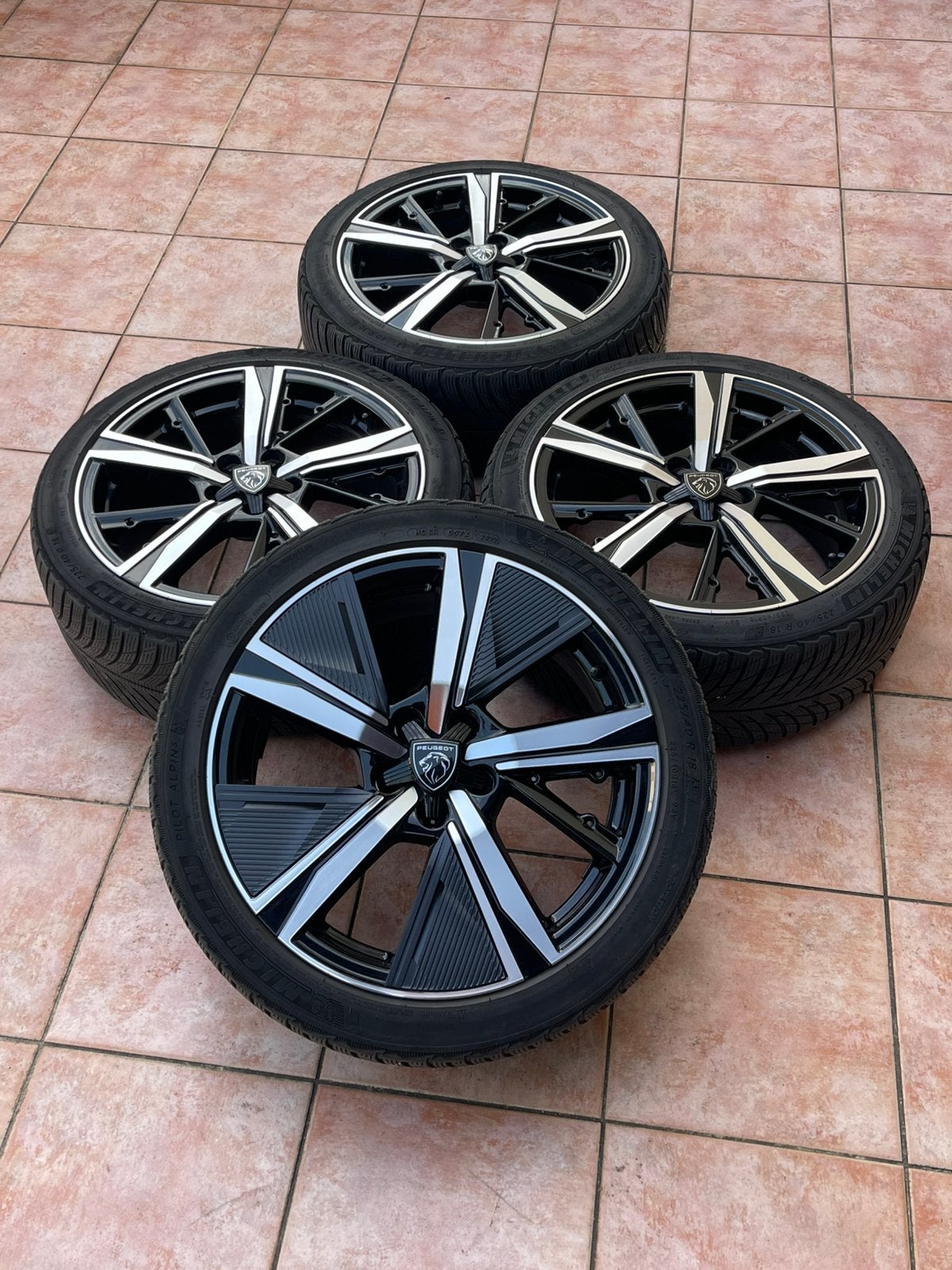 4 jantes alu peugeot noir poli + 4 pneus michelin, Autos : Pièces & Accessoires, Enlèvement, Pneu(s)