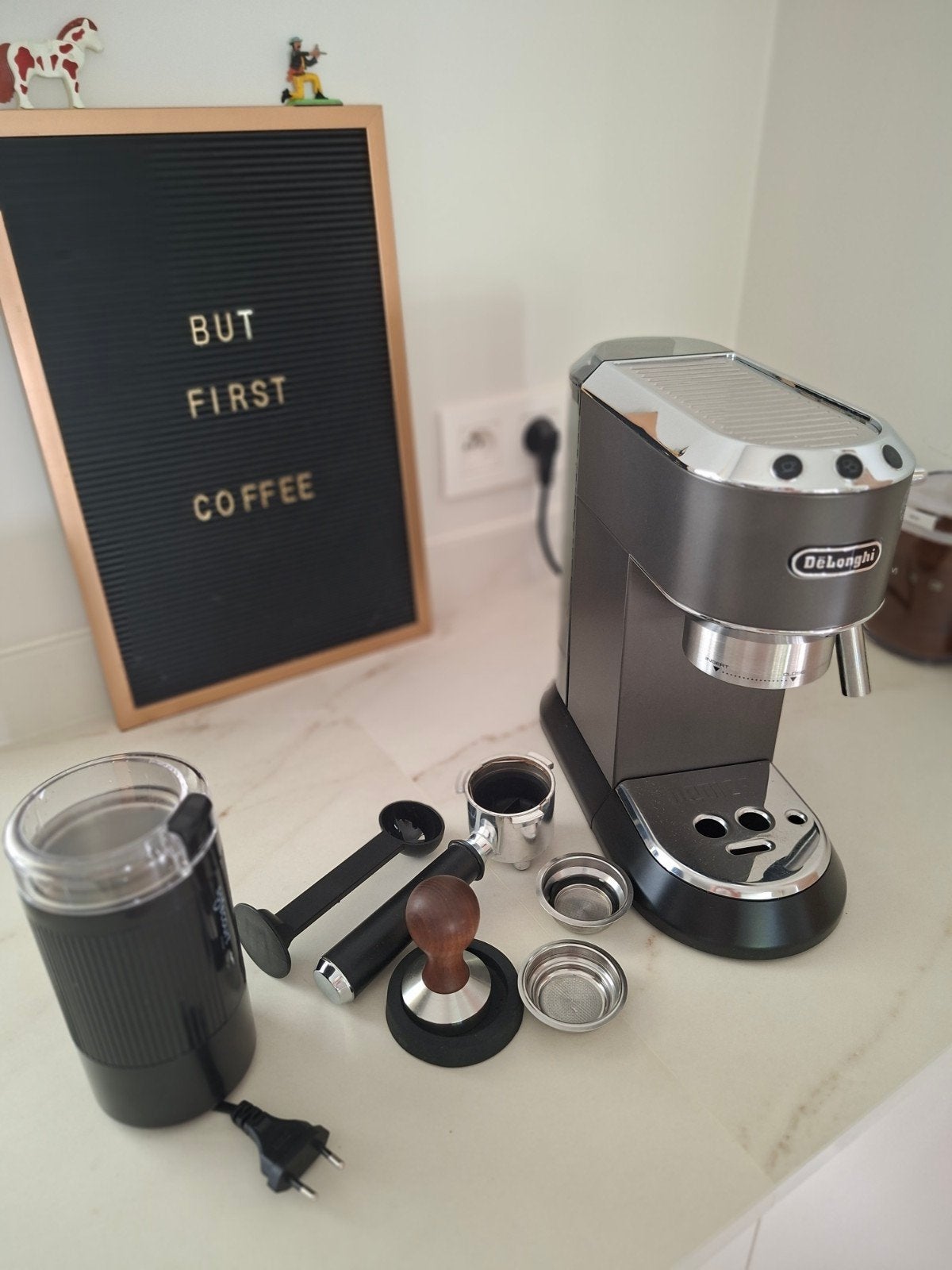 DeLonghi pistonmachine zwart + koffiemolen + tamper, Elektronische apparatuur, Ophalen