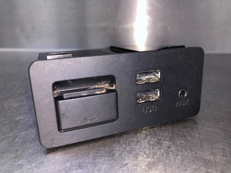 PORT AUX/USB Mazda CX-5 I (KE,GH) (|D09H669U0|), Hitdorfer Straße 73
51371  Leverkusen, DE, Mazda, Utilisé, Info@mazda.de
