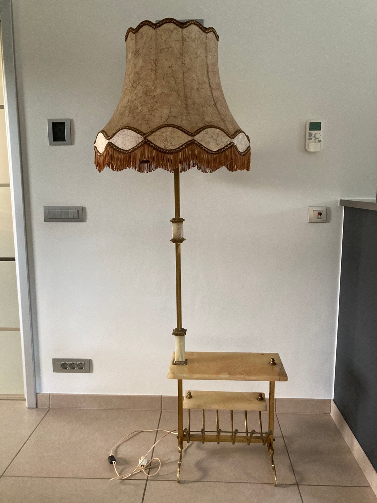 Vintage krantenhouder met staanlamp, Huis en Inrichting, Lampen | Vloerlampen, Ophalen, Gebruikt