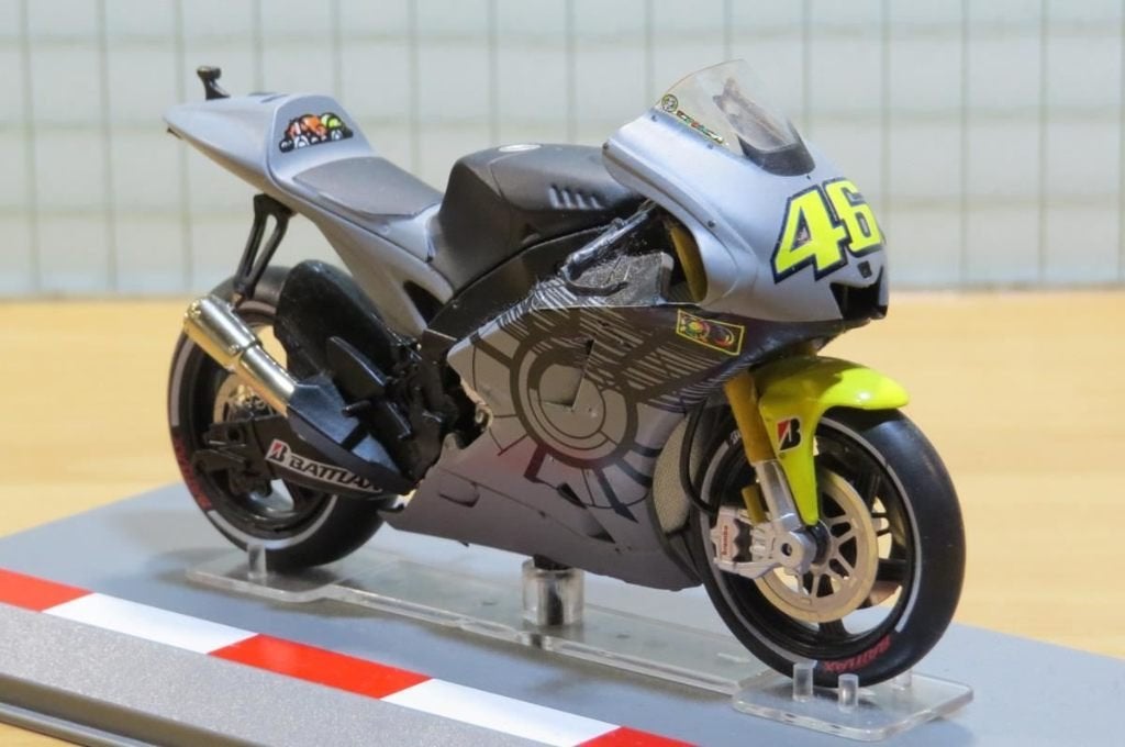 Valentino Rossi Yamaha YZR-M1 2013 Valencia test 1:18, Enlèvement ou Envoi, Neuf, Moteur, Autres marques