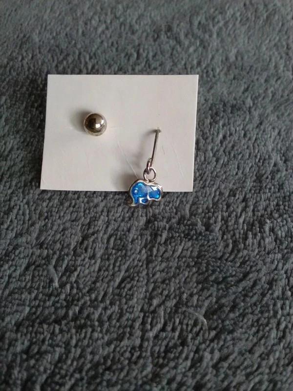 Boucles d'oreilles dépareillées éléphant bleu / puce, Bijoux, Sacs & Beauté, Boucles d'oreilles, Enlèvement ou Envoi, Comme neuf