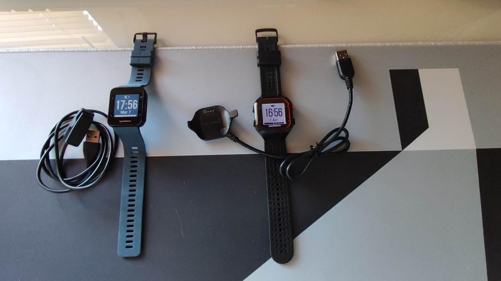Montres Garmin Forerunner 25 et 35, Bijoux, Sacs & Beauté, Montres connectées, Enlèvement ou Envoi, État