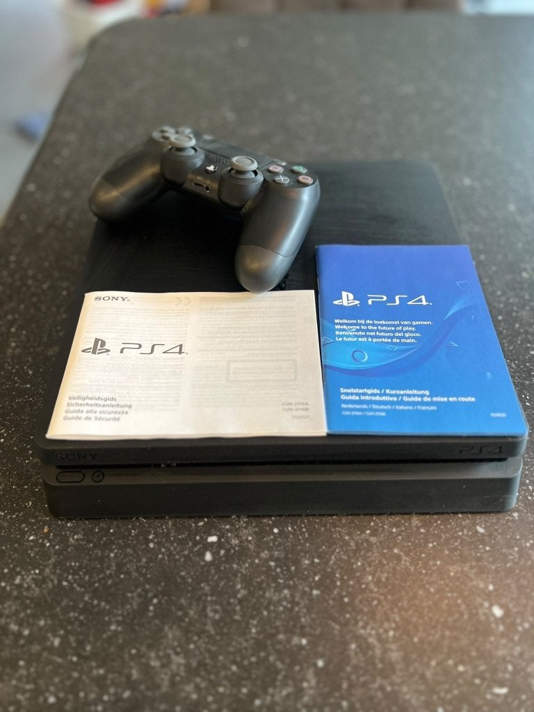 PS4 met 1 console en games nog in de verpakking, Games en Spelcomputers, Ophalen of Verzenden, Zo goed als nieuw, Met 1 controller