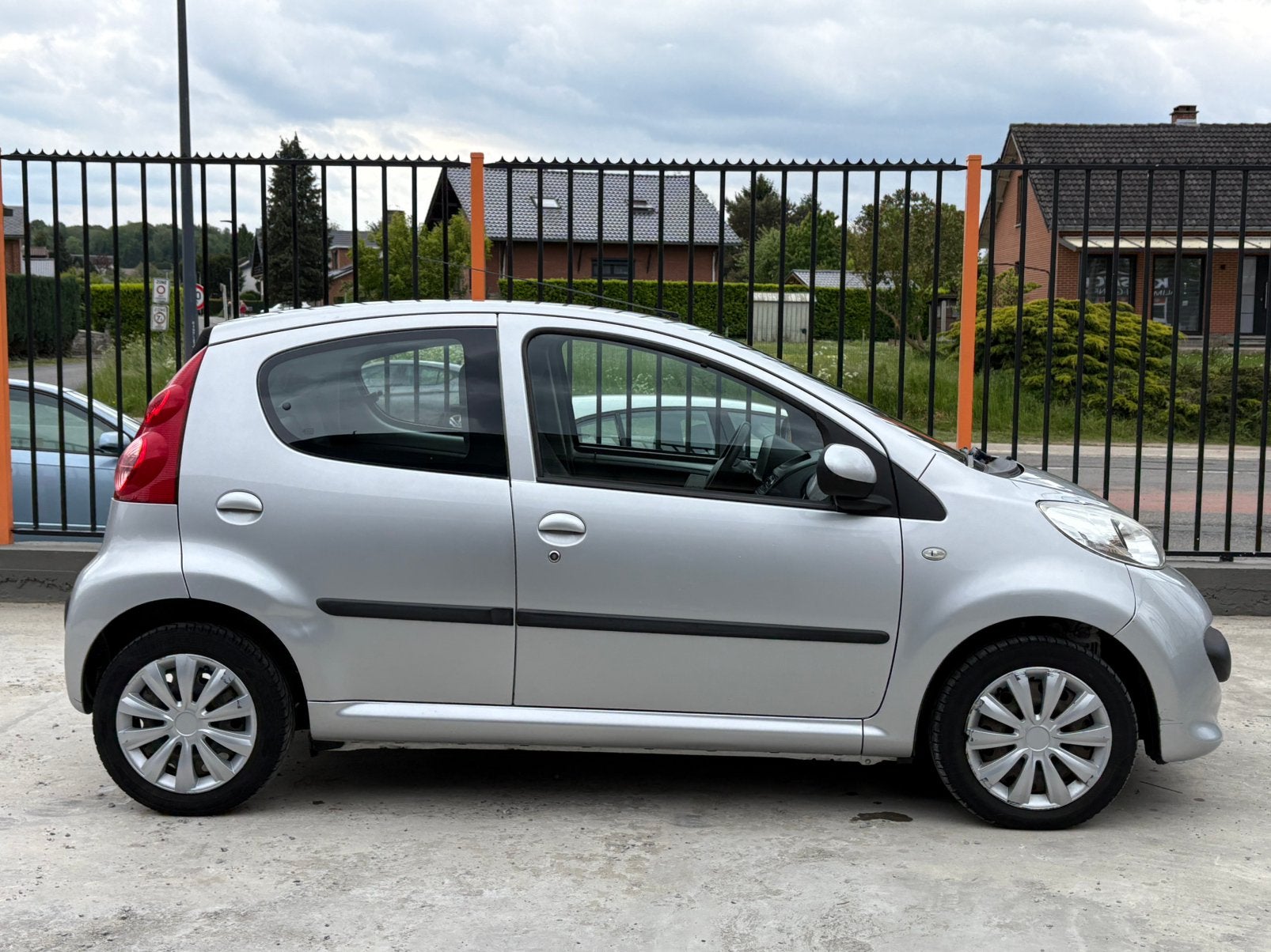 PEUGEOT 107 1.4 HDI 128 000KM CARPASS 5 PORTES 2007, Auto's, Stof, Zwart, Bedrijf, 5 deurs