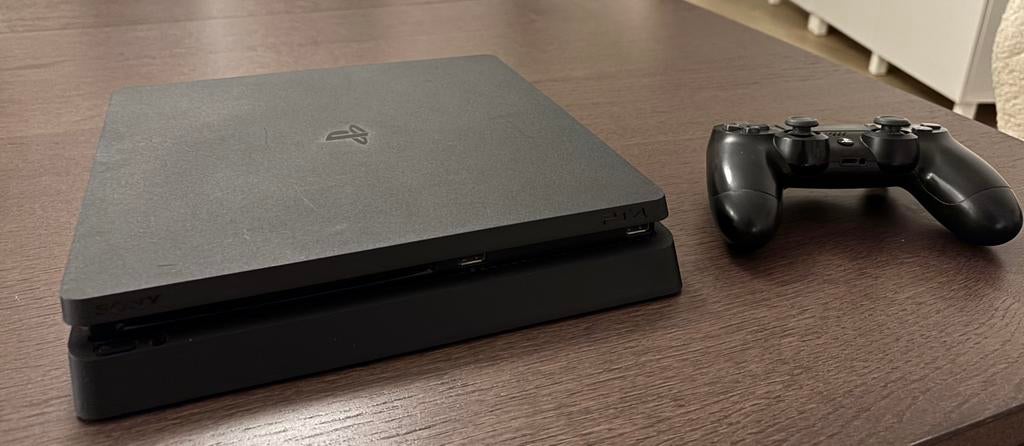 PS4 Slim 1TB + controller, Ophalen of Verzenden, Zo goed als nieuw, 1 TB, Met 1 controller