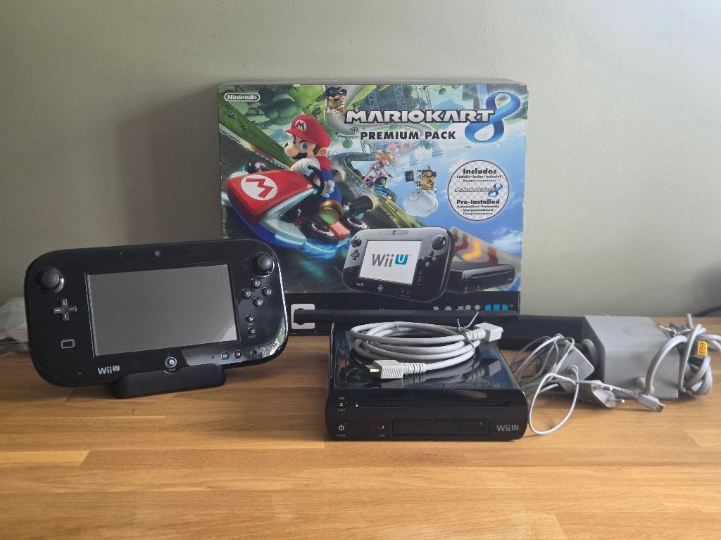 Wii U 32 Go Premium Pack Mario Kart 8 + Jeu Zombie U, Games en Spelcomputers, Ophalen of Verzenden, Gebruikt, Met 1 controller