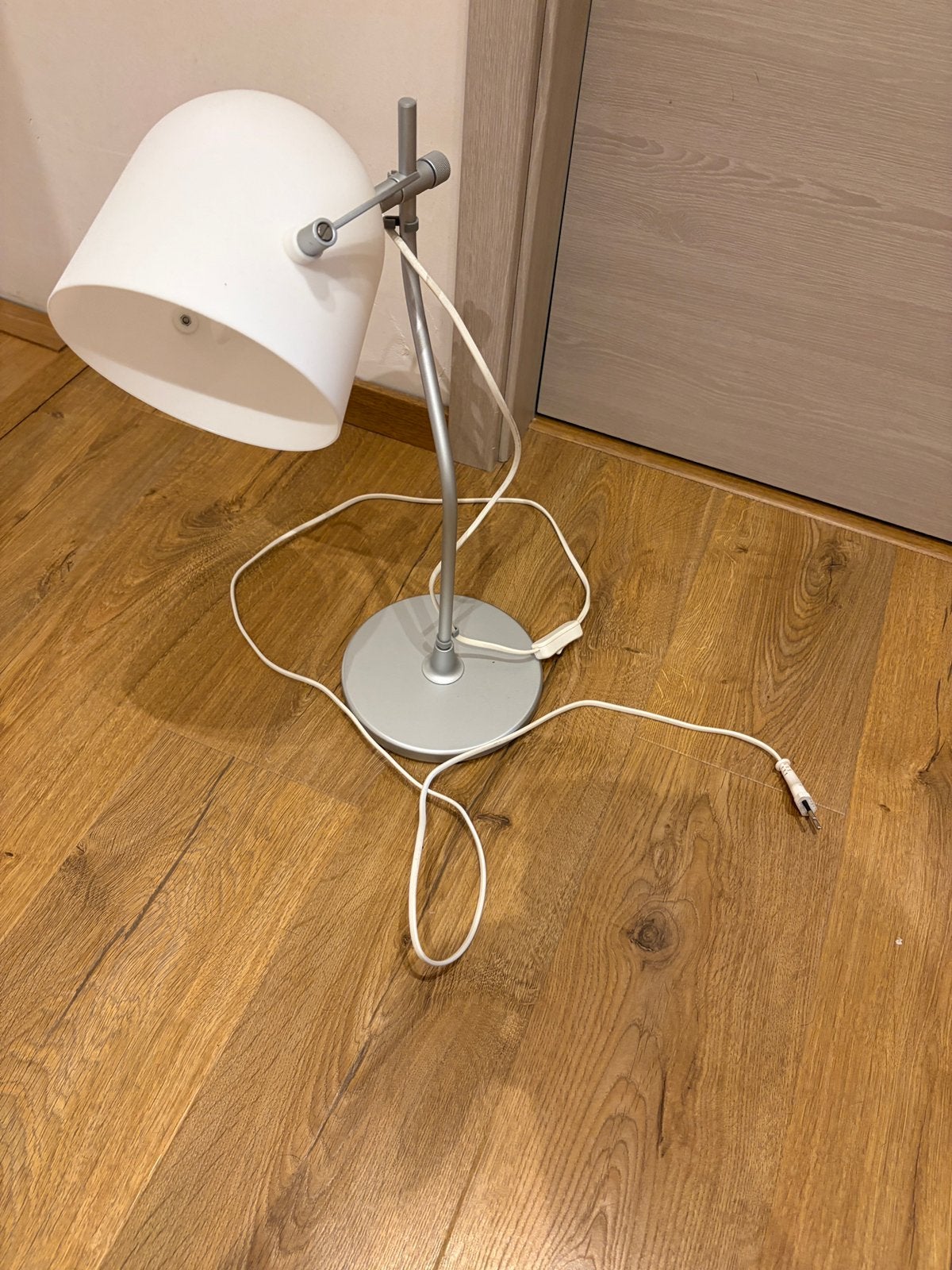 Witte en grijze vloerlamp IKEA - ht 50cm, Huis en Inrichting, Gebruikt, E14 (klein), Met schakelaar, Grijs