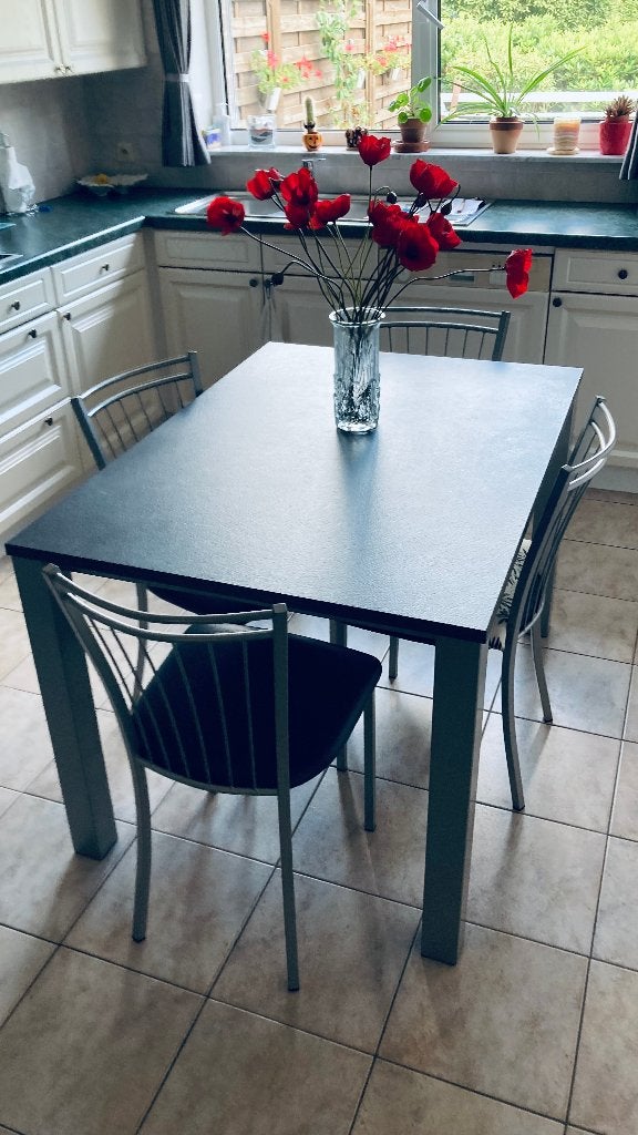 table de cuisine avec 4 chaises en très bon état, 100 à 150 cm, Quatre personnes, Modern -klassiek, Enlèvement