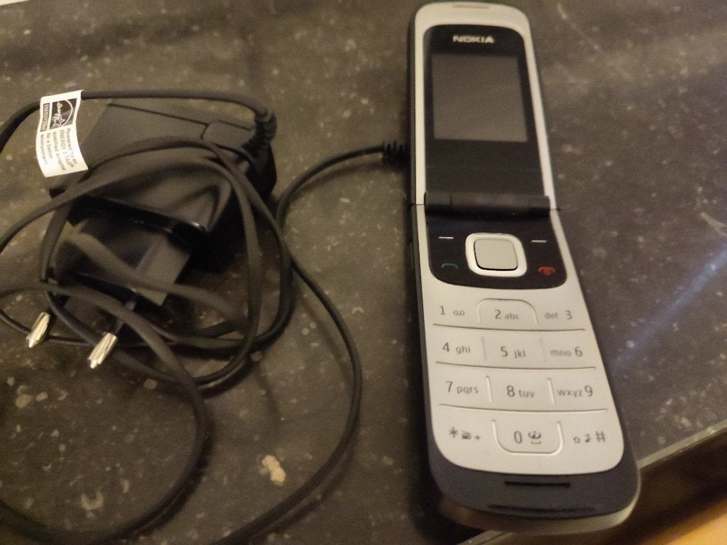 Téléphone portable pliable Nokia 2720 avec chargeur, Télécoms, Téléphonie mobile | Nokia, Enlèvement, Comme neuf