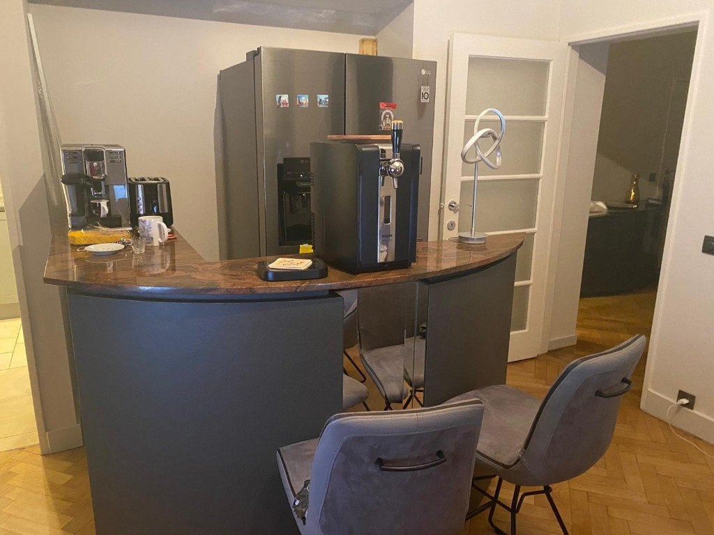 Bar en L avec plateau en MARBRE et 2 chaises de bar AIDEN., Enlèvement, Comme neuf, Y compris les chaises de bar